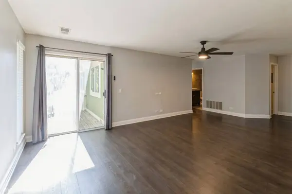 136 Century CT #O2, Schaumburg, IL 60193