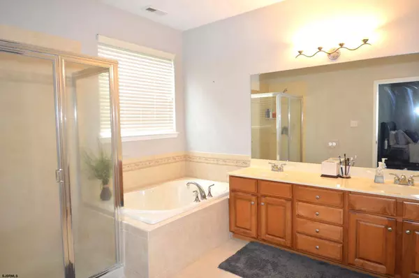 498 Country Club Dr, Egg Harbor City, NJ 08215-5132