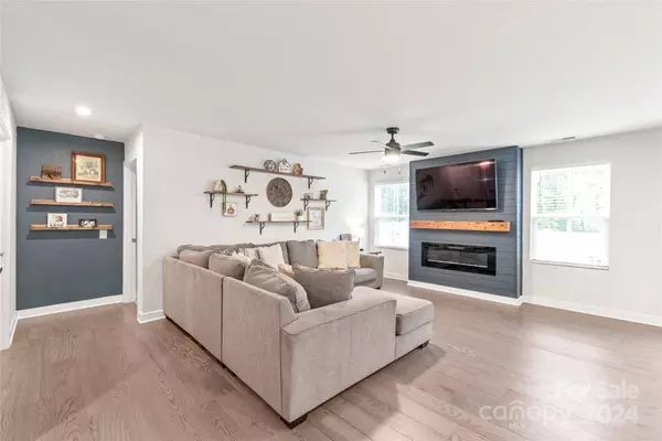 6417 Brawley Ann DR, Charlotte, NC 28215