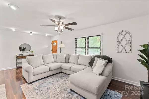 1106 Robinhood LN, Kannapolis, NC 28081