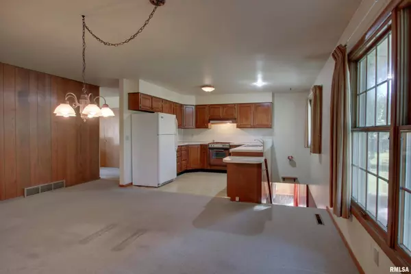 2420 Bradmoor DR, Quincy, IL 62301