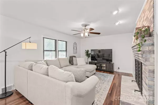 1106 Robinhood LN, Kannapolis, NC 28081