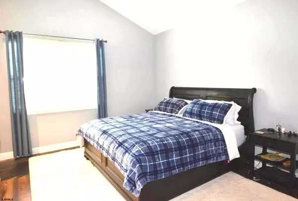 498 Country Club Dr, Egg Harbor City, NJ 08215-5132