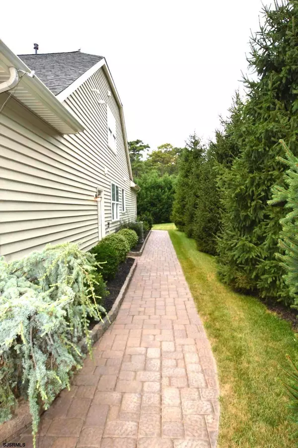 498 Country Club Dr, Egg Harbor City, NJ 08215-5132