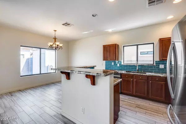 2174 E GREENLEE Avenue, Apache Junction, AZ 85119