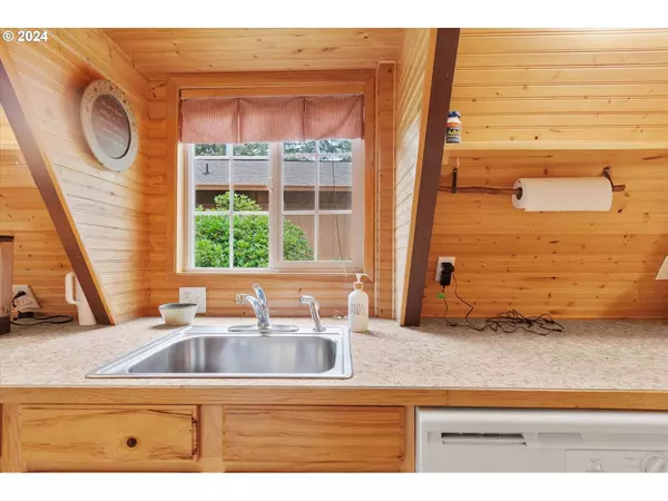 10282 FIELD CREST DR, Birkenfeld, OR 97016