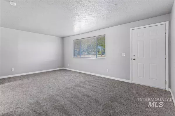 174 E 4th St, Kuna, ID 83634-2102