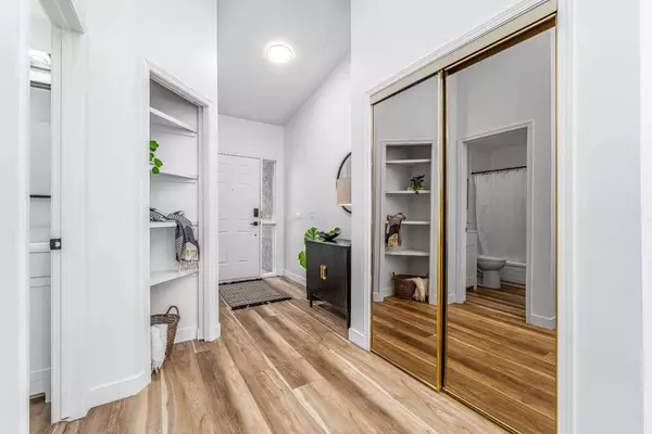 119 Gladstone GDNS SW, Calgary, AB T3E 7E4