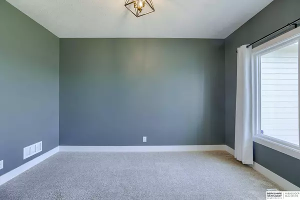 16621 Gilder Avenue, Bennington, NE 68007