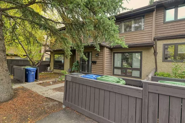 2300 Oakmoor DR SW #111, Calgary, AB T2V 4N7