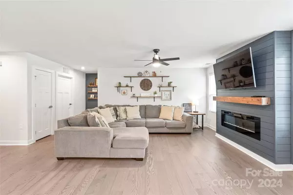 6417 Brawley Ann DR, Charlotte, NC 28215