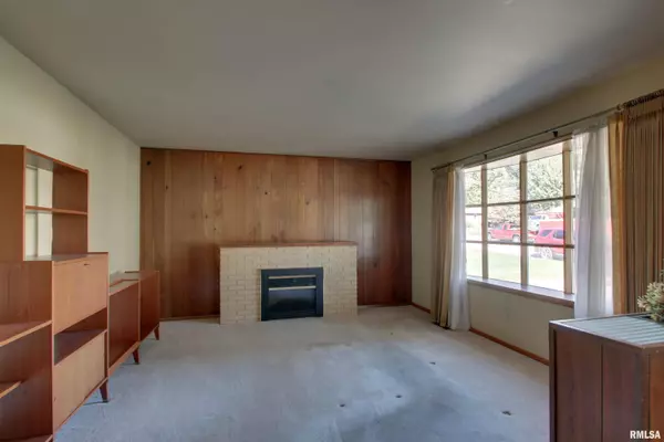 2420 Bradmoor DR, Quincy, IL 62301