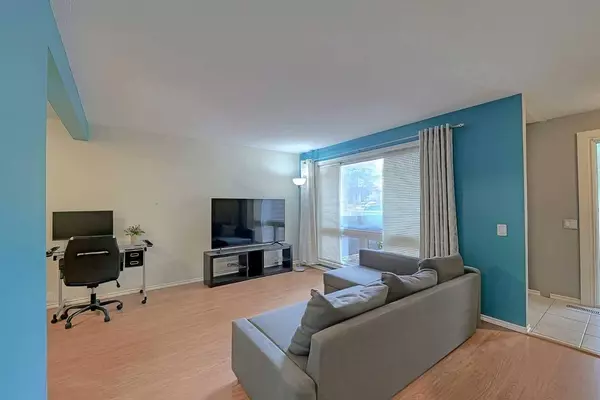 2300 Oakmoor DR SW #111, Calgary, AB T2V 4N7