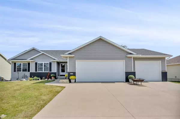 210 Driftwood CIR, Palo, IA 52324