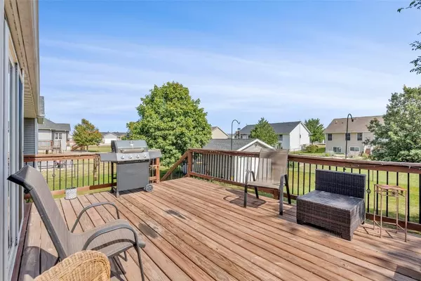 210 Driftwood CIR, Palo, IA 52324