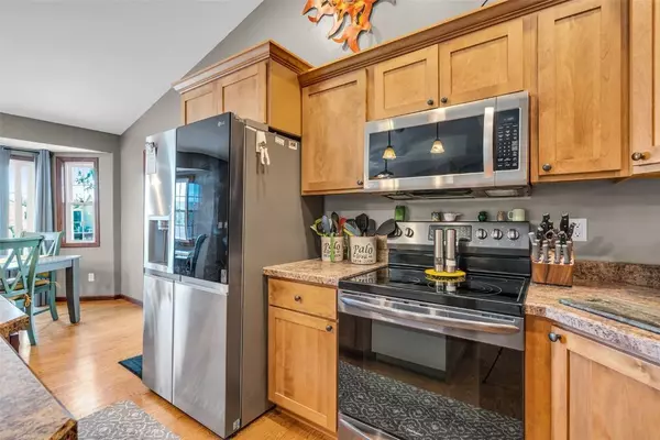 210 Driftwood CIR, Palo, IA 52324