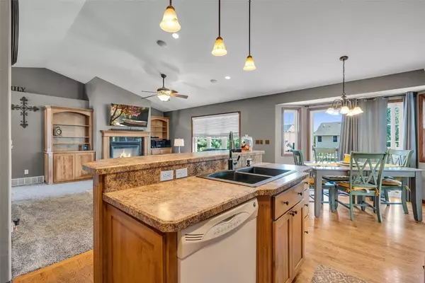 210 Driftwood CIR, Palo, IA 52324