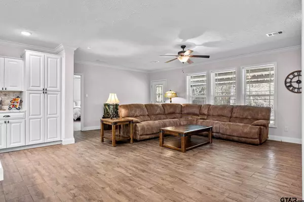 499 An County Road 2106, Palestine, TX 75801