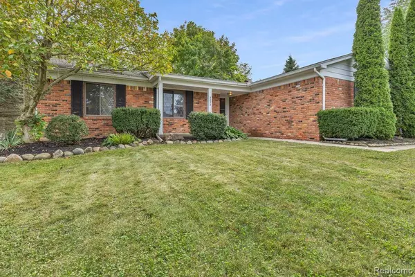 35973 Smithfield Road, Farmington, MI 48335