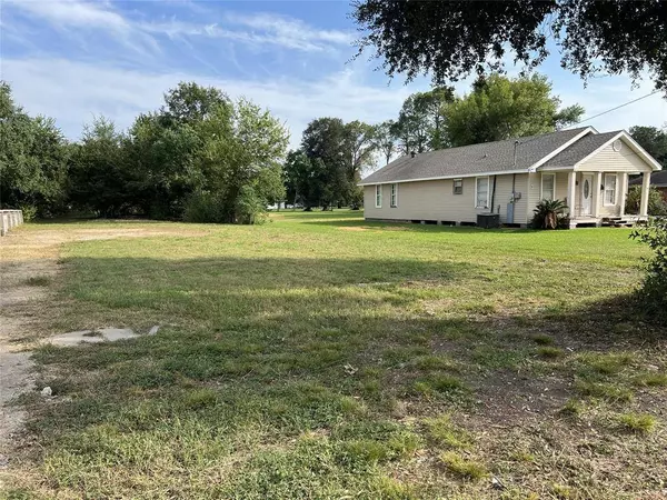 7234 Terrell ST, Groves, TX 77619