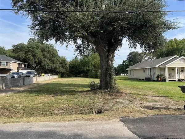 7234 Terrell ST, Groves, TX 77619