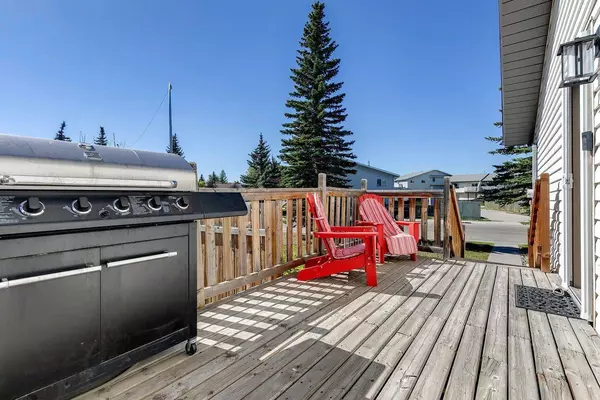 48 West Aarsby RD, Cochrane, AB T4C 1L3