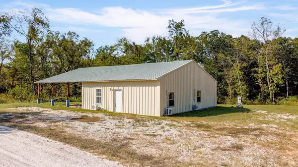 143 Hidden oaks RD, Eldon, MO 65026