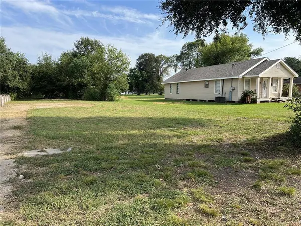 7234 Terrell ST, Groves, TX 77619