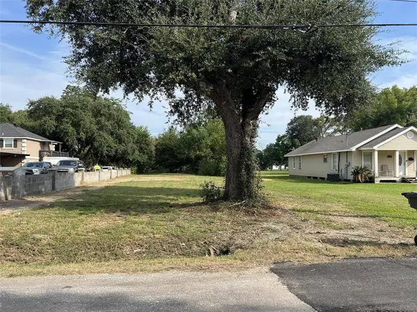 7234 Terrell ST, Groves, TX 77619