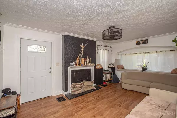 266 Park End Dr, Dayton, OH 45415