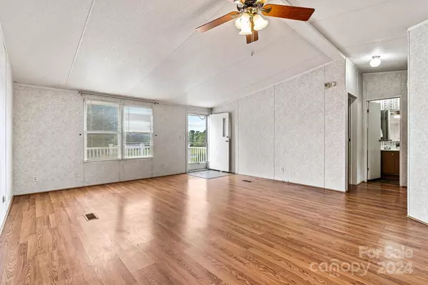 1578 Airport Rhodhiss RD, Hickory, NC 28602