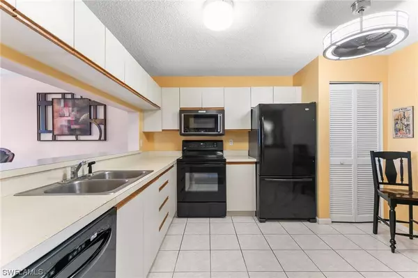 3665 Amberly CIR #B101, Naples, FL 34112