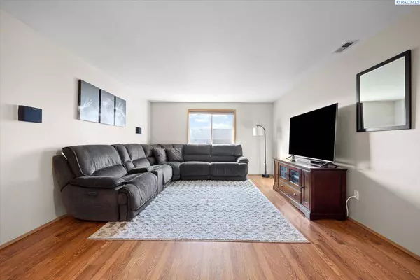 6104 Dodger Dr., Pasco, WA 99301