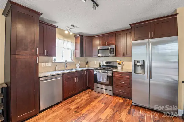 2414 Coatsdale LN, Matthews, NC 28104