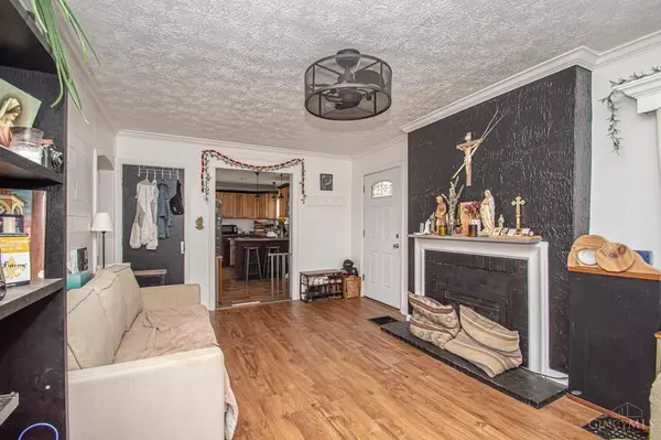 266 Park End Dr, Dayton, OH 45415