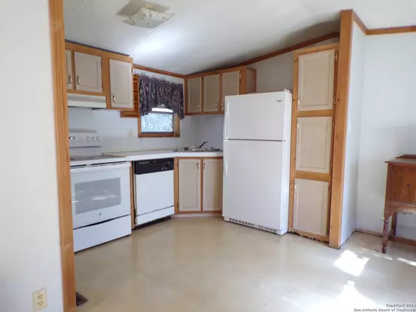 656 COUNTY ROAD 4614, Castroville, TX 78009-6002