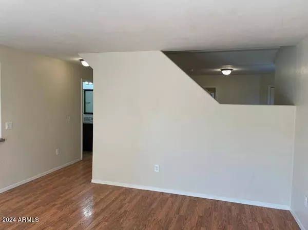 7023 W MIDWAY Avenue, Glendale, AZ 85303