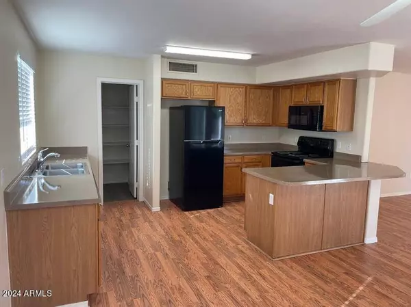 7023 W MIDWAY Avenue, Glendale, AZ 85303