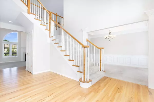 816 Queens Gate Circle, Sugar Grove, IL 60554