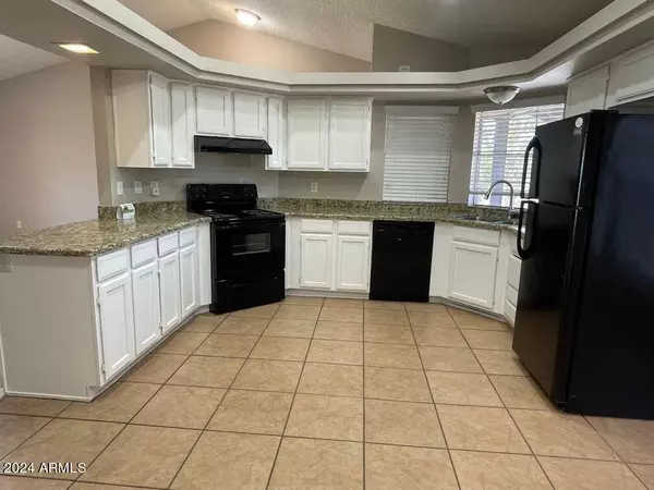 8015 W LARKSPUR Drive, Peoria, AZ 85381