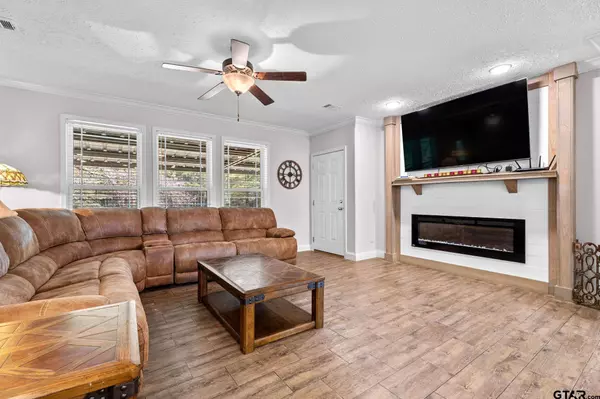 499 An County Road 2106, Palestine, TX 75801