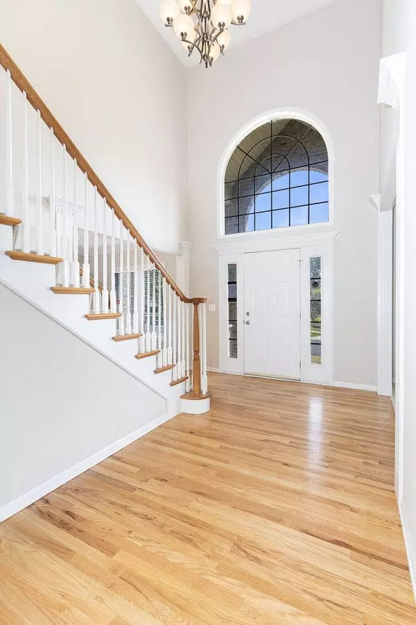 816 Queens Gate CIR, Sugar Grove, IL 60554