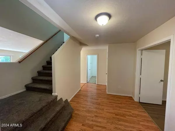 7023 W MIDWAY Avenue, Glendale, AZ 85303