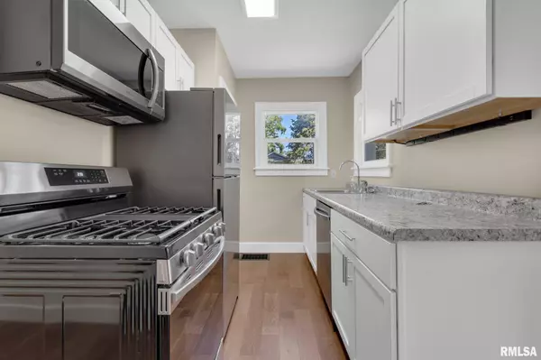 2548 HAWLEY ST, Bettendorf, IA 52722