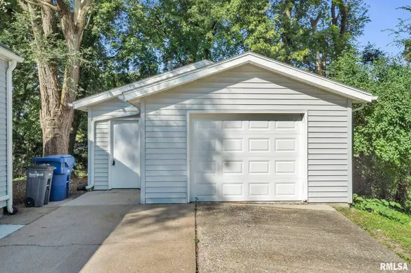 2548 HAWLEY ST, Bettendorf, IA 52722