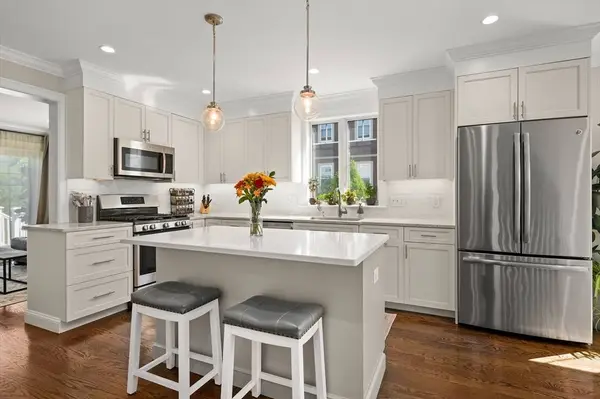 6-8 Crescent Circuit #8, Boston, MA 02135