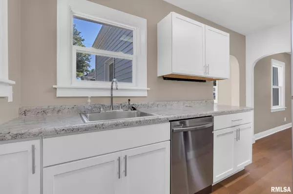 2548 HAWLEY ST, Bettendorf, IA 52722