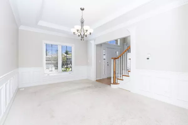 816 Queens Gate Circle, Sugar Grove, IL 60554