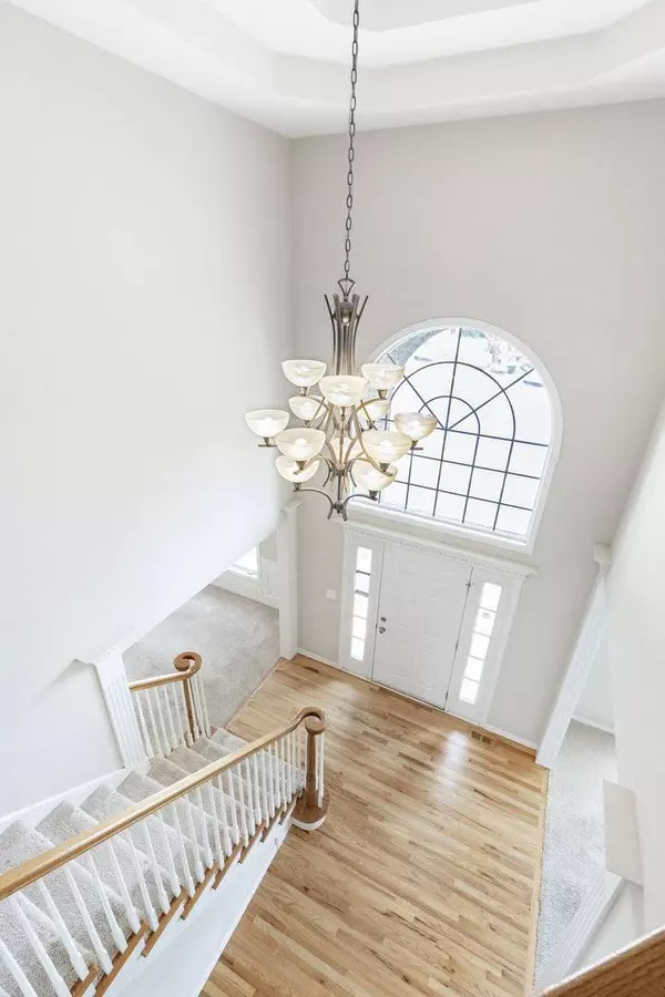 816 Queens Gate CIR, Sugar Grove, IL 60554