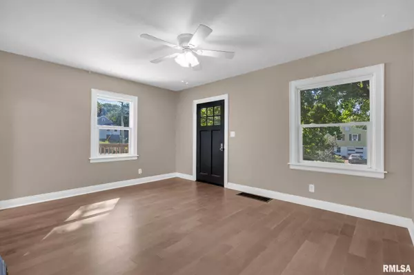 2548 HAWLEY ST, Bettendorf, IA 52722